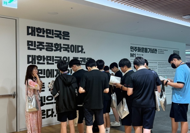 '스벅 논란' 속 1987 현장 찾은 학생기자들…"교과서보다 더 아파요"