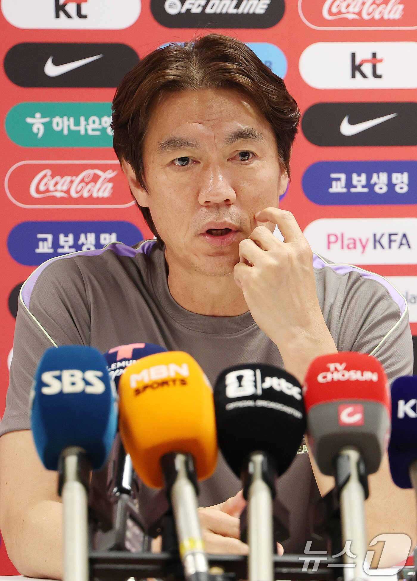 본문 이미지 - 홍명보 대한민국 축구대표팀 감독이 6일(현지시간) 2026 국제축구연맹(FIFA) 북중미월드컵이 열리는 멕시코 할리스코 과달라하라에 위치한 '치바스 베르데 바예' 훈련장에서 인터뷰를 하고 있다. 2026.6.7 ⓒ 뉴스1 임세영 기자