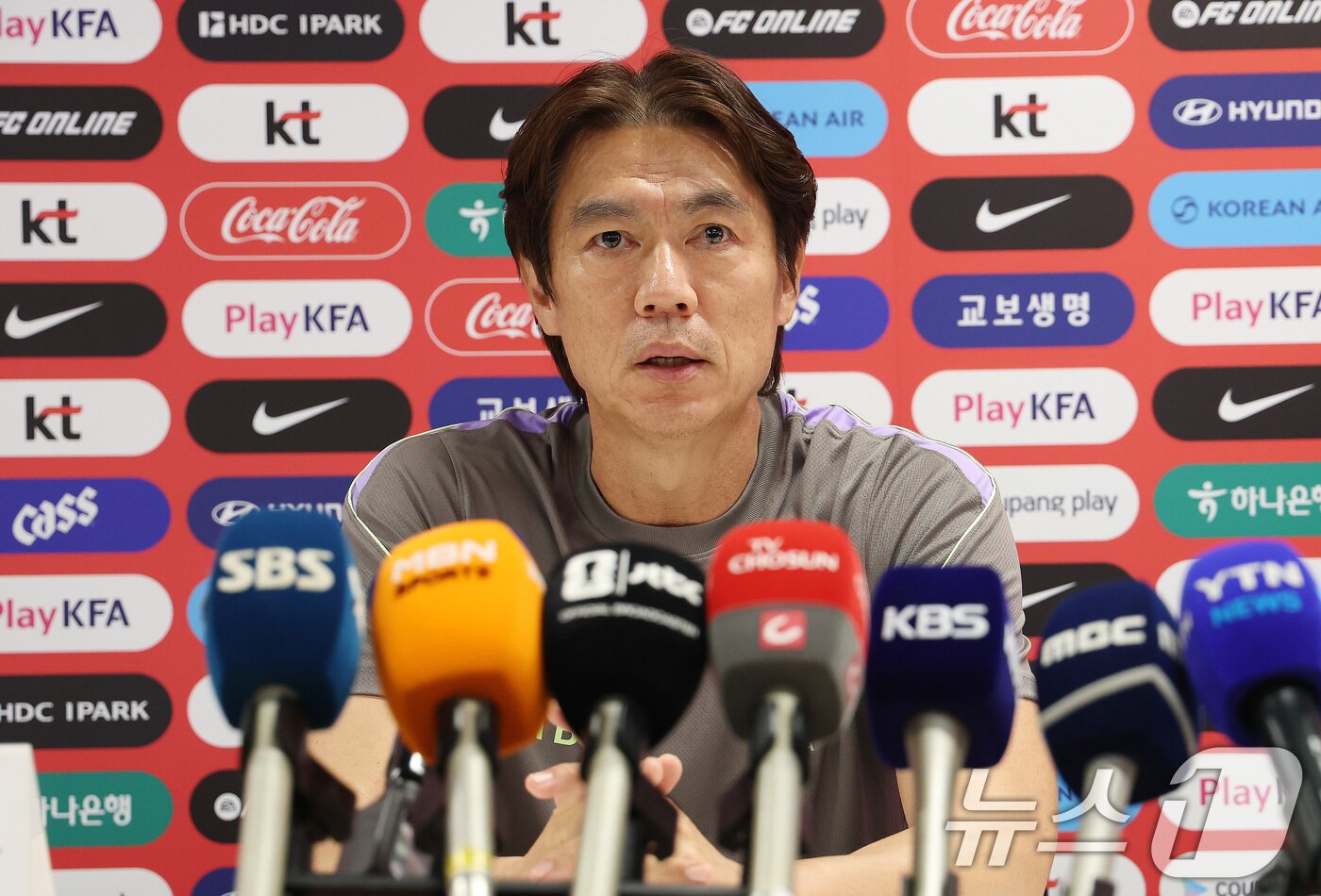 본문 이미지 - 홍명보 대한민국 축구대표팀 감독이 6일(현지시간) 2026 국제축구연맹(FIFA) 북중미월드컵이 열리는 멕시코 할리스코 과달라하라에 위치한 '치바스 베르데 바예' 훈련장에서 인터뷰를 하고 있다. 2026.6.7 ⓒ 뉴스1 임세영 기자