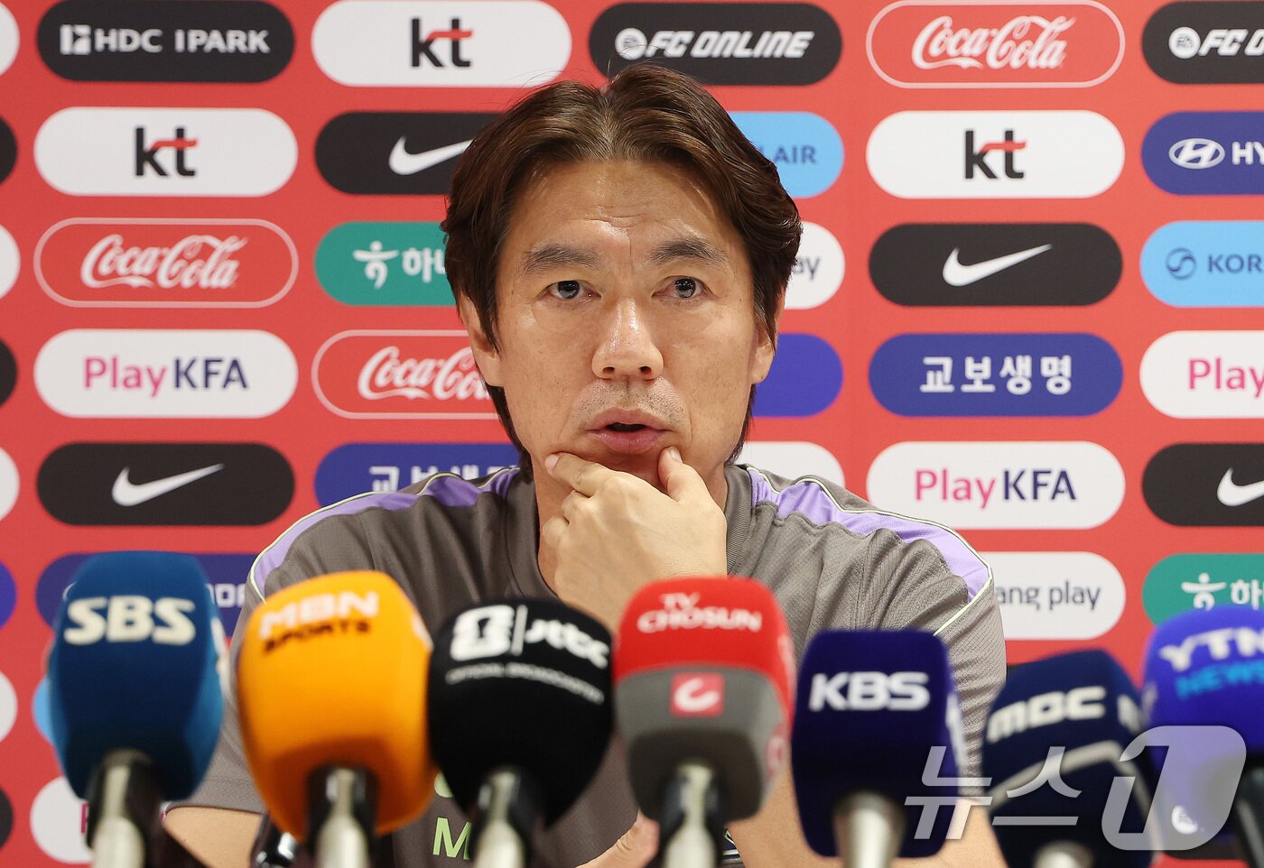 본문 이미지 - 홍명보 대한민국 축구대표팀 감독이 6일(현지시간) 2026 국제축구연맹(FIFA) 북중미월드컵이 열리는 멕시코 할리스코 과달라하라에 위치한 '치바스 베르데 바예' 훈련장에서 인터뷰를 하고 있다. 2026.6.7 ⓒ 뉴스1 임세영 기자