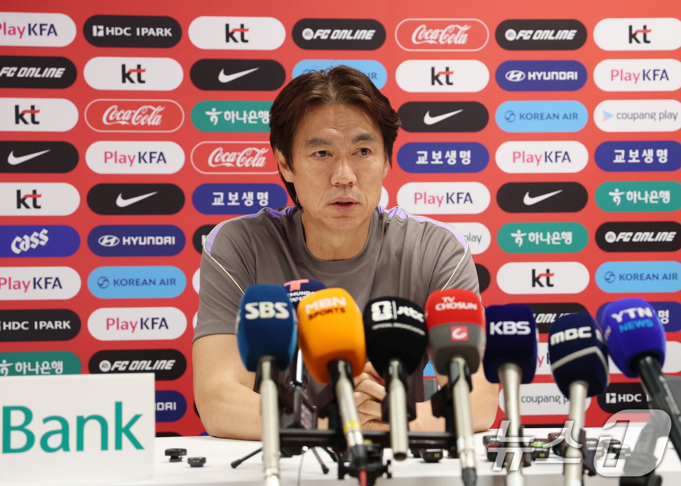 본문 이미지 - 홍명보 대한민국 축구대표팀 감독이 6일(현지시간) 2026 국제축구연맹(FIFA) 북중미월드컵이 열리는 멕시코 할리스코 과달라하라에 위치한 '치바스 베르데 바예' 훈련장에서 인터뷰를 하고 있다. 2026.6.7 ⓒ 뉴스1 임세영 기자