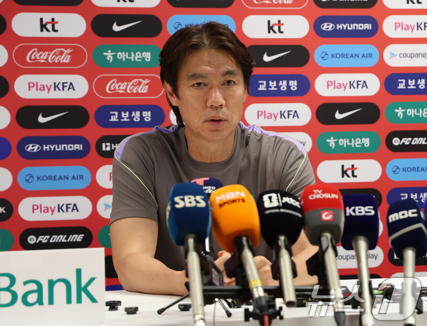 (과달라하라(멕시코)=뉴스1) 임세영 기자 = 홍명보 대한민국 축구대표팀 감독이 6일(현지시간) 2026 국제축구연맹(FIFA) 북중미월드컵이 열리는 멕시코 할리스코 과달라하라에 …