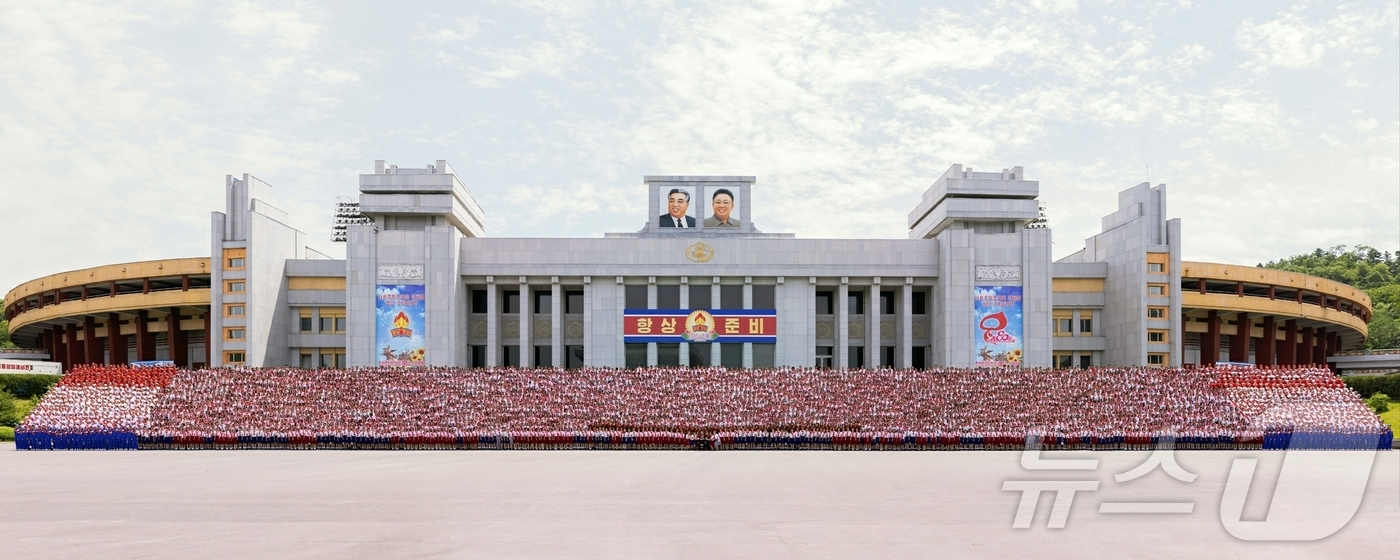 (평양 노동신문=뉴스1) = 북한 노동당 기관지 노동신문은 김정은 당 총비서가 지난 6일 조선소년단창립 80주년 기념행사에 참가한 소년단 대표들을 만나 기념사진을 찍었다고 7일 보 …
