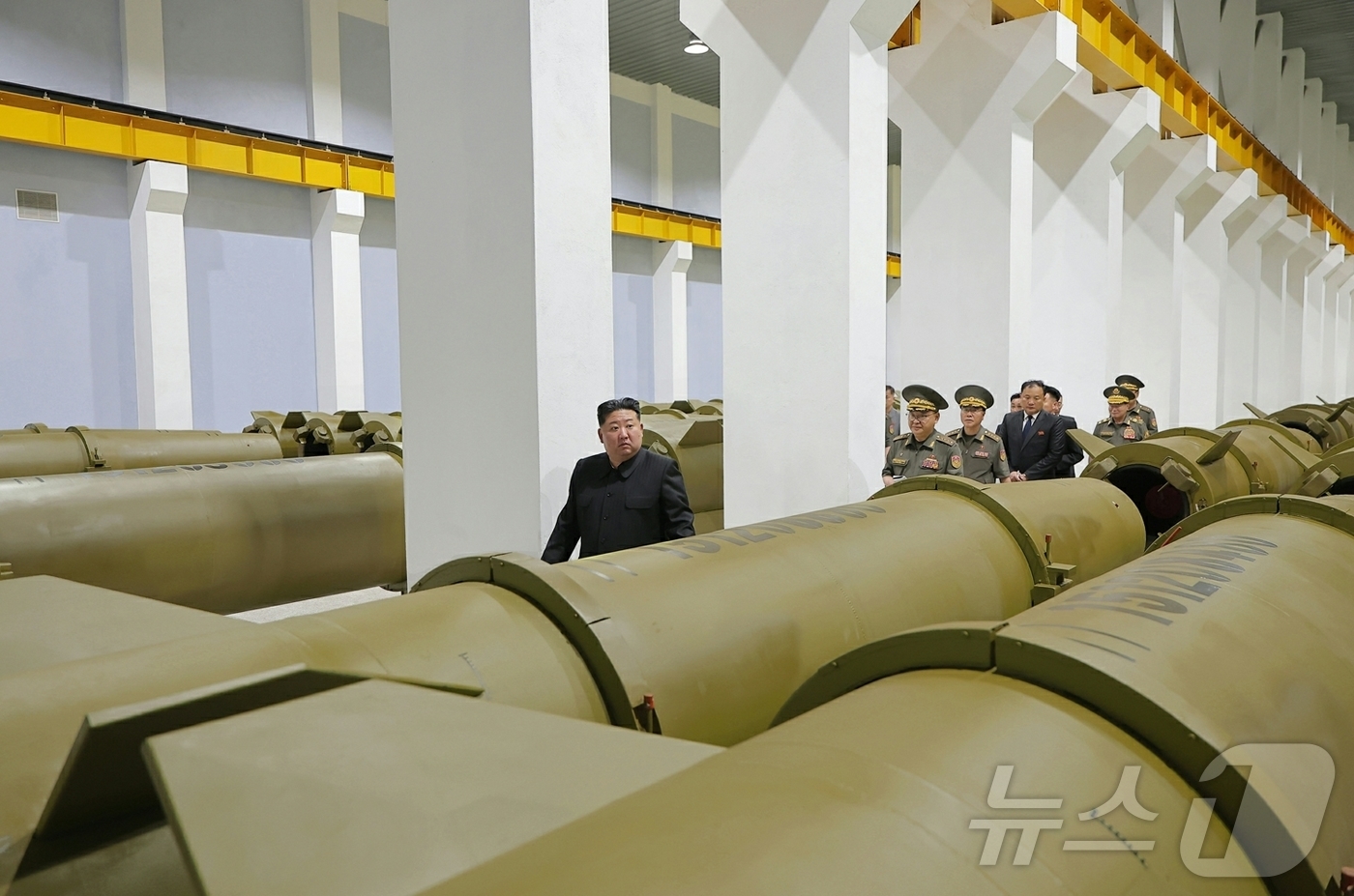 (평양 노동신문=뉴스1) = 북한 노동당 기관지 노동신문은 김정은 당 총비서가 지난 6일 중요 군수공장을 방문해 미사일 생산 실태를 점검했다고 7일 보도했다. [국내에서만 사용가능 …