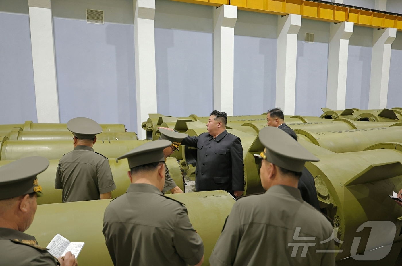 (평양 노동신문=뉴스1) = 북한 노동당 기관지 노동신문은 김정은 당 총비서가 지난 6일 중요 군수공장을 방문해 미사일 생산 실태를 점검했다고 7일 보도했다. [국내에서만 사용가능 …