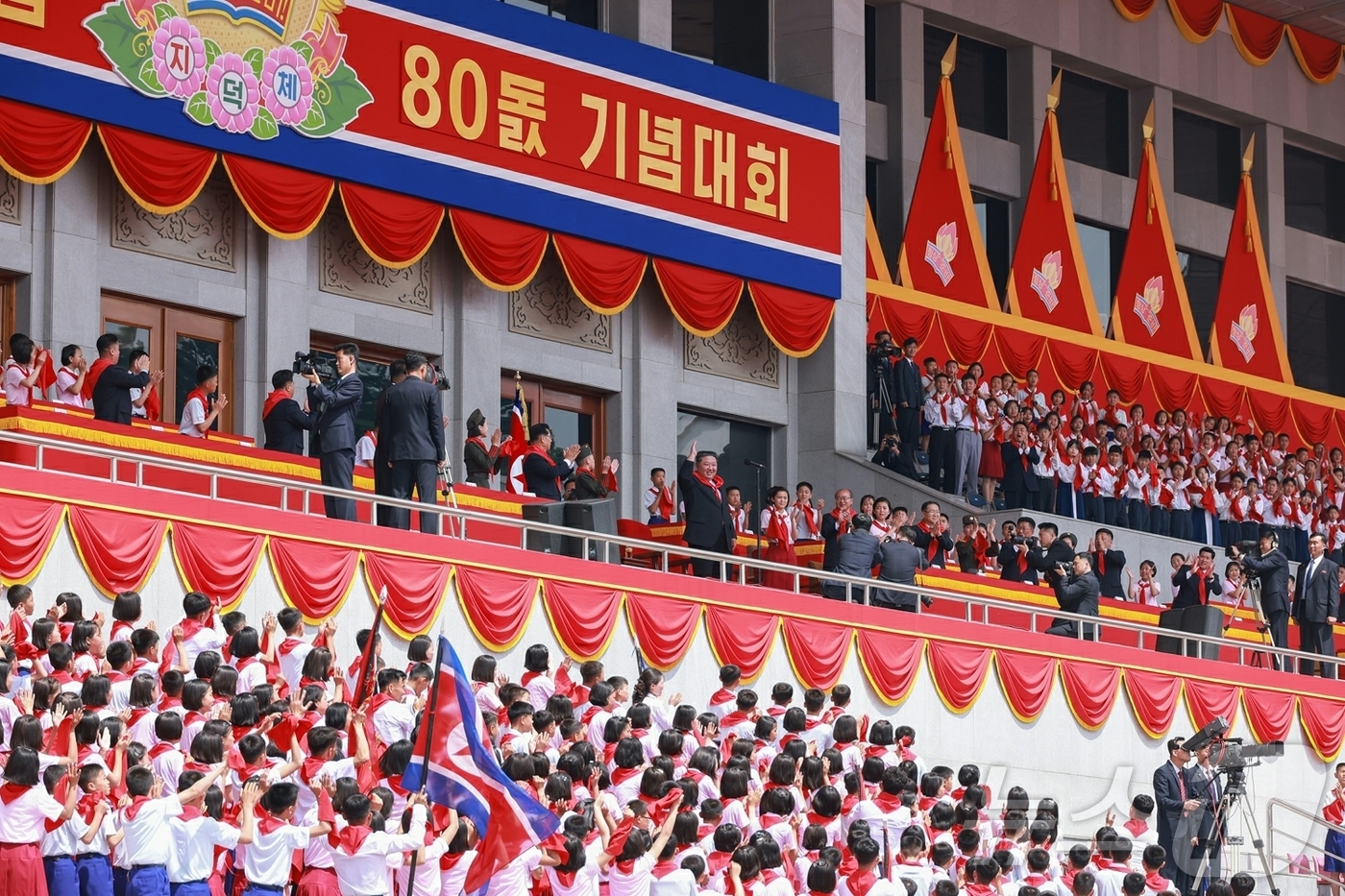 (평양 노동신문=뉴스1) = 북한 노동당 기관지 노동신문은 김정은 당 총비서가 지난 6일 조선소년단창립 80주년 기념행사에 참가한 소년단 대표들을 만나 기념사진을 찍었다고 7일 보 …