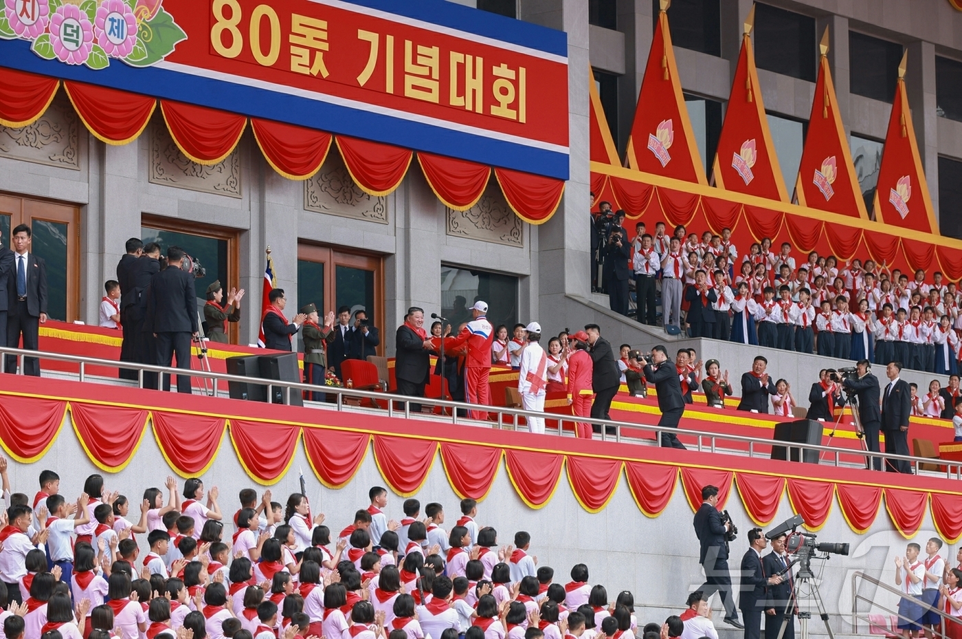 (평양 노동신문=뉴스1) = 북한 노동당 기관지 노동신문은 김정은 당 총비서가 지난 6일 조선소년단창립 80주년 기념행사에 참가한 소년단 대표들을 만나 기념사진을 찍었다고 7일 보 …