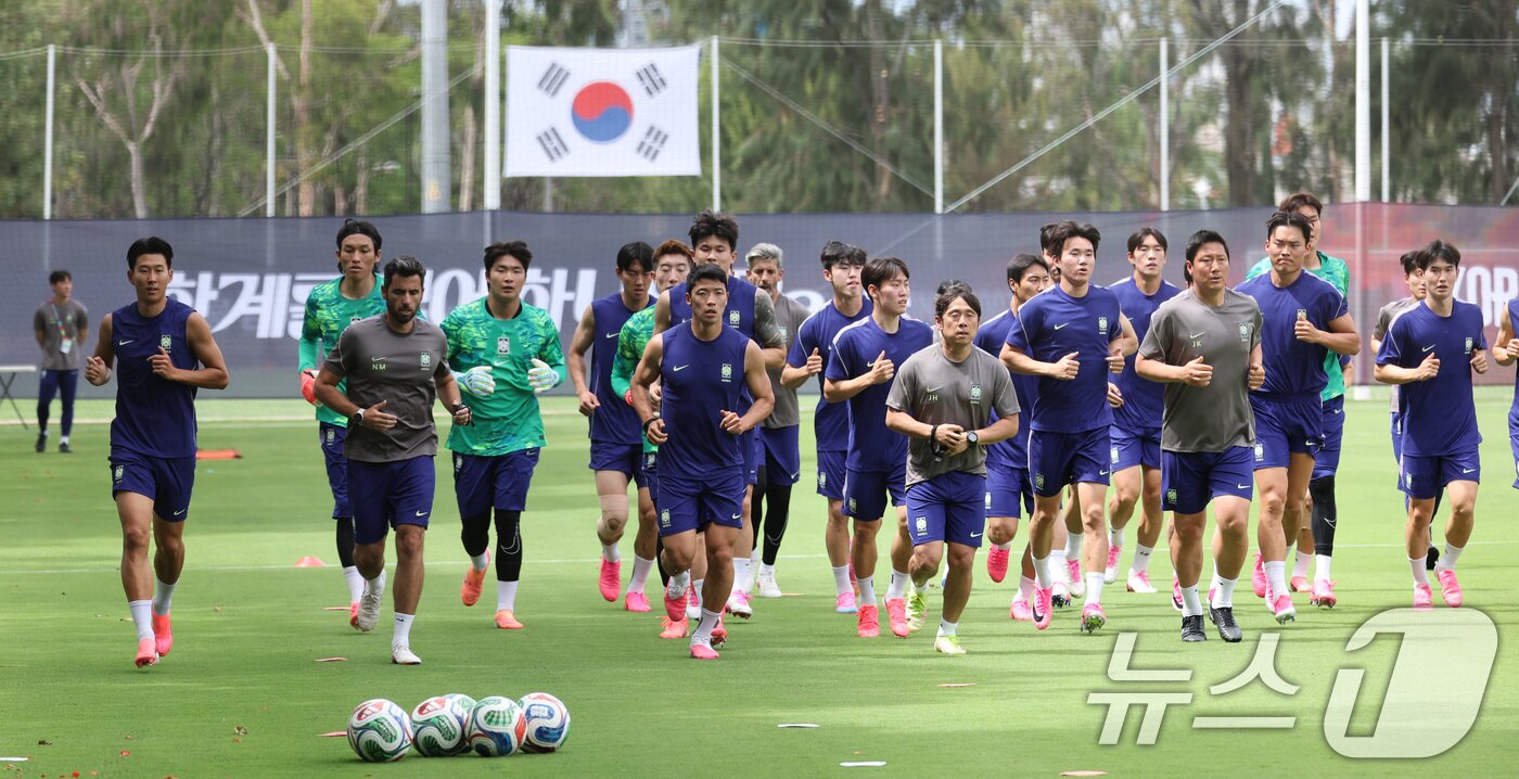 본문 이미지 - 대한민국 축구대표팀 선수들이 6일(현지시간) 멕시코 할리스코 과달라하라에 위치한 '치바스 베르데 바예' 훈련장에서 열린 2026 국제축구연맹(FIFA) 북중미월드컵 피파 커뮤니티 트레이닝(오픈 트레이닝)에서 훈련을 하고 있다. 2026.6.7 ⓒ 뉴스1 임세영 기자