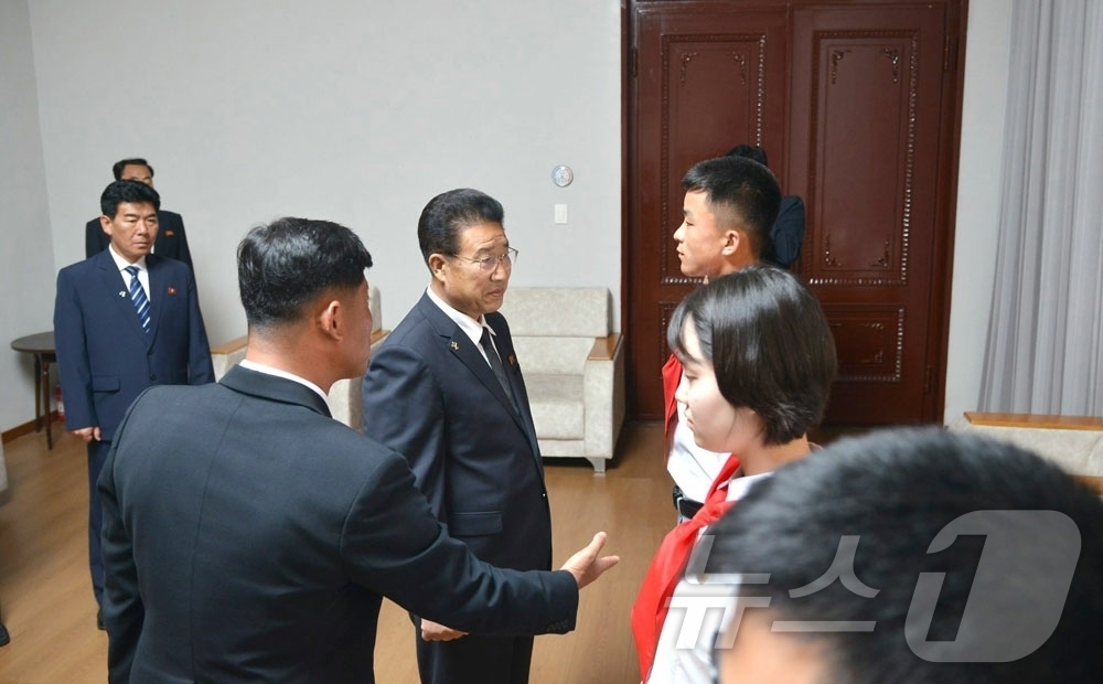 (평양 노동신문=뉴스1) = 북한 노동당 기관지 노동신문은 7일 당과 정부 간부들이 조선소년단 창립 80주년을 뜻깊게 기념했다고 보도했다. [국내에서만 사용가능. 재배포 금지. D …