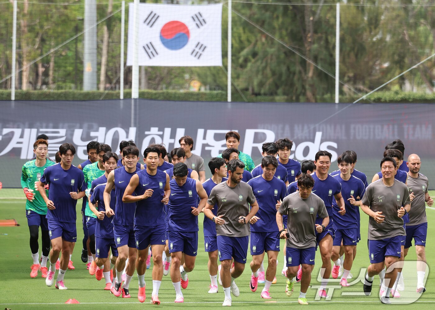 본문 이미지 - 대한민국 축구대표팀 선수들이 6일(현지시간) 멕시코 할리스코 과달라하라에 위치한 '치바스 베르데 바예' 훈련장에서 열린 2026 국제축구연맹(FIFA) 북중미월드컵 피파 커뮤니티 트레이닝(오픈 트레이닝)에서 훈련을 하고 있다. 2026.6.7 ⓒ 뉴스1 임세영 기자