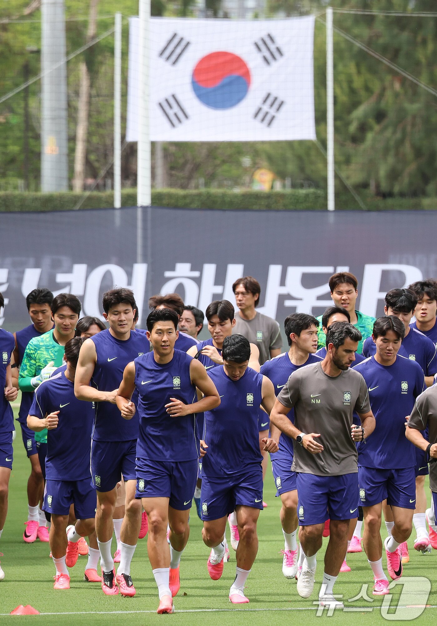 본문 이미지 - 대한민국 축구대표팀 선수들이 6일(현지시간) 멕시코 할리스코 과달라하라에 위치한 '치바스 베르데 바예' 훈련장에서 열린 2026 국제축구연맹(FIFA) 북중미월드컵 피파 커뮤니티 트레이닝(오픈 트레이닝)에서 훈련을 하고 있다. 2026.6.7 ⓒ 뉴스1 임세영 기자