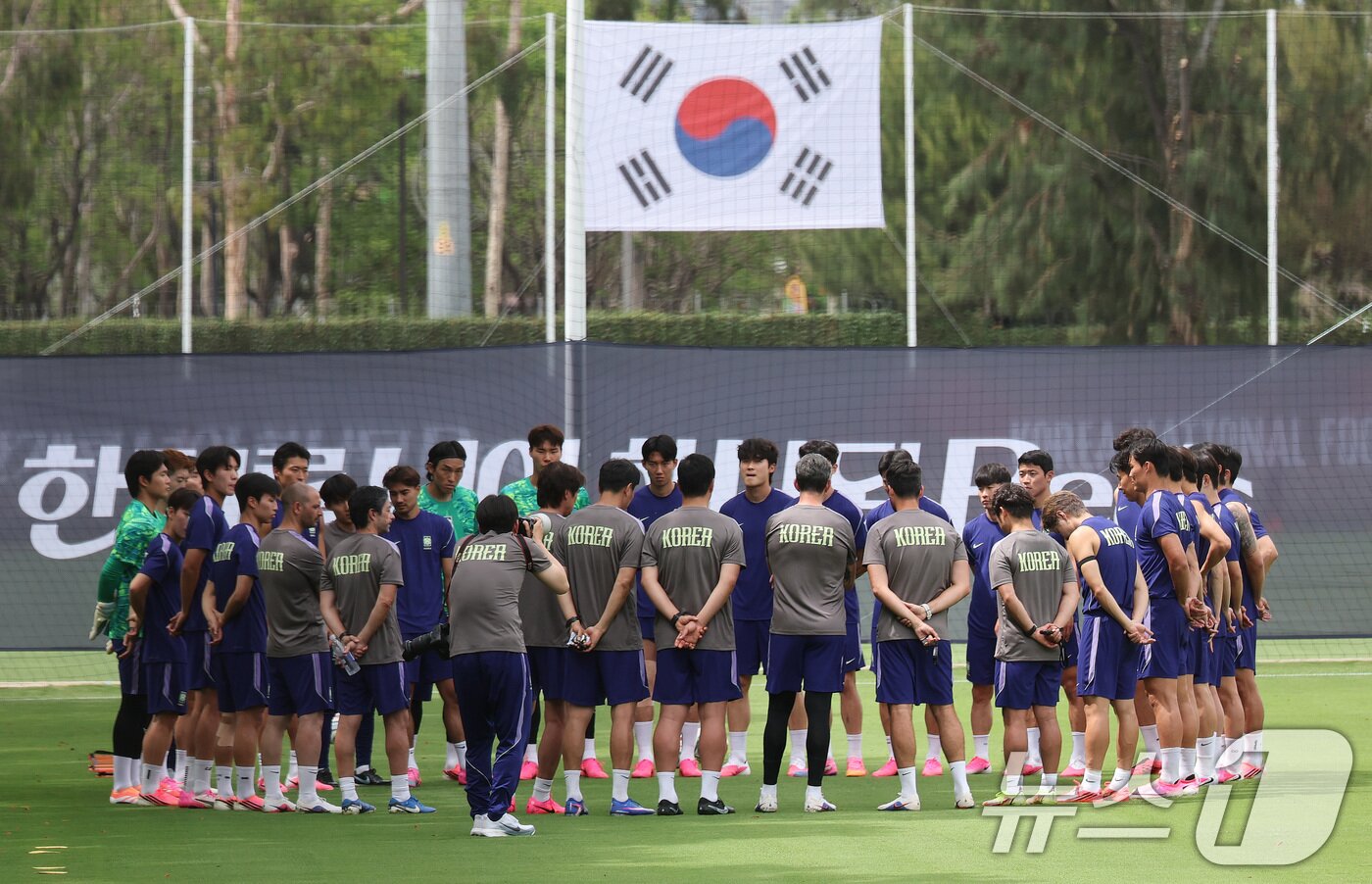 본문 이미지 - 대한민국 축구대표팀 선수들이 6일(현지시간) 멕시코 할리스코 과달라하라에 위치한 '치바스 베르데 바예' 훈련장에서 열린 2026 국제축구연맹(FIFA) 북중미월드컵 피파 커뮤니티 트레이닝(오픈 트레이닝)에서 훈련에 앞서 이야기를 나누고 있다. 2026.6.7 ⓒ 뉴스1 임세영 기자