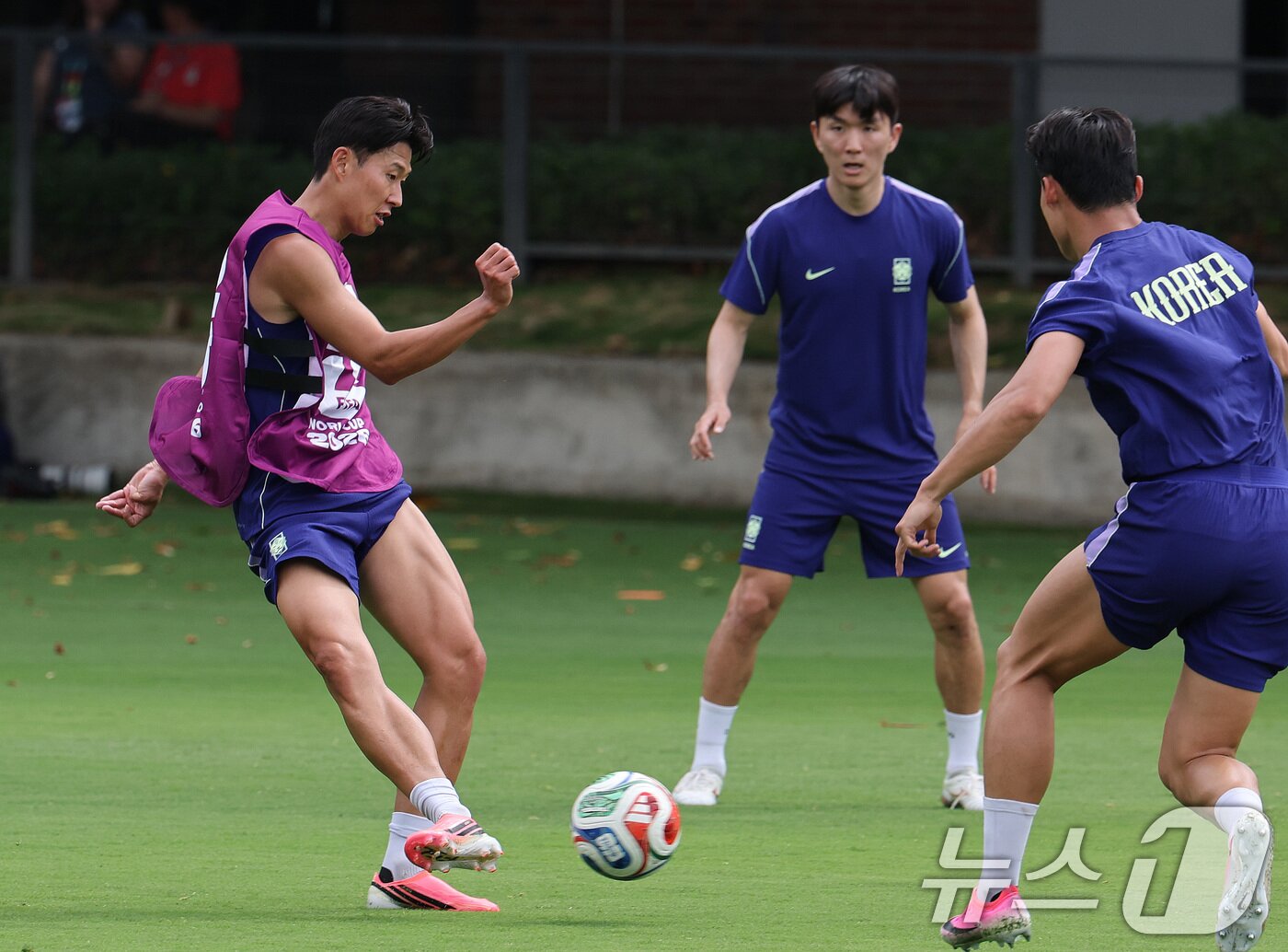 본문 이미지 - 대한민국 축구대표팀 손흥민이 6일(현지시간) 멕시코 할리스코 과달라하라에 위치한 '치바스 베르데 바예' 훈련장에서 열린 2026 국제축구연맹(FIFA) 북중미월드컵 피파 커뮤니티 트레이닝(오픈 트레이닝)에서 훈련을 하고 있다. 2026.6.7 ⓒ 뉴스1 임세영 기자