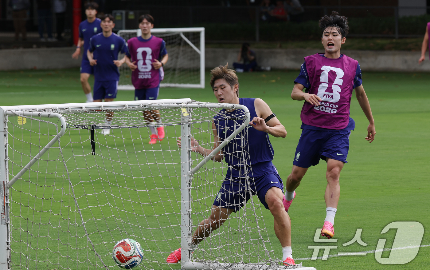(과달라하라(멕시코)=뉴스1) 임세영 기자 = 대한민국 축구대표팀 이강인이 6일(현지시간) 멕시코 할리스코 과달라하라에 위치한 '치바스 베르데 바예' 훈련장에서 열린 2026 국제 …