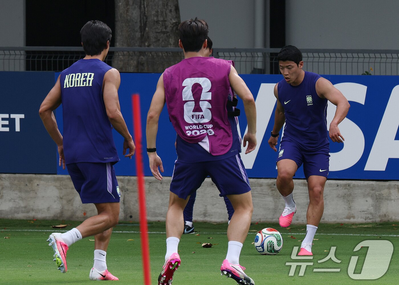 본문 이미지 - 대한민국 축구대표팀 황희찬이 6일(현지시간) 멕시코 할리스코 과달라하라에 위치한 '치바스 베르데 바예' 훈련장에서 열린 2026 국제축구연맹(FIFA) 북중미월드컵 피파 커뮤니티 트레이닝(오픈 트레이닝)에서 훈련을 하고 있다. 2026.6.7 ⓒ 뉴스1 임세영 기자