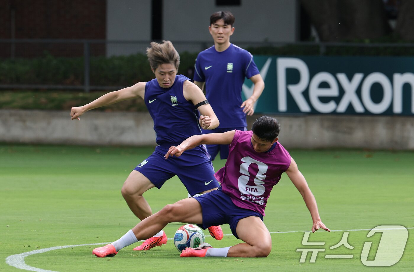 본문 이미지 - 대한민국 축구대표팀 손흥민(오른쪽)과 이강인이 6일(현지시간) 멕시코 할리스코 과달라하라에 위치한 '치바스 베르데 바예' 훈련장에서 열린 2026 국제축구연맹(FIFA) 북중미월드컵 피파 커뮤니티 트레이닝(오픈 트레이닝)에서 훈련을 하고 있다. 2026.6.7 ⓒ 뉴스1 임세영 기자