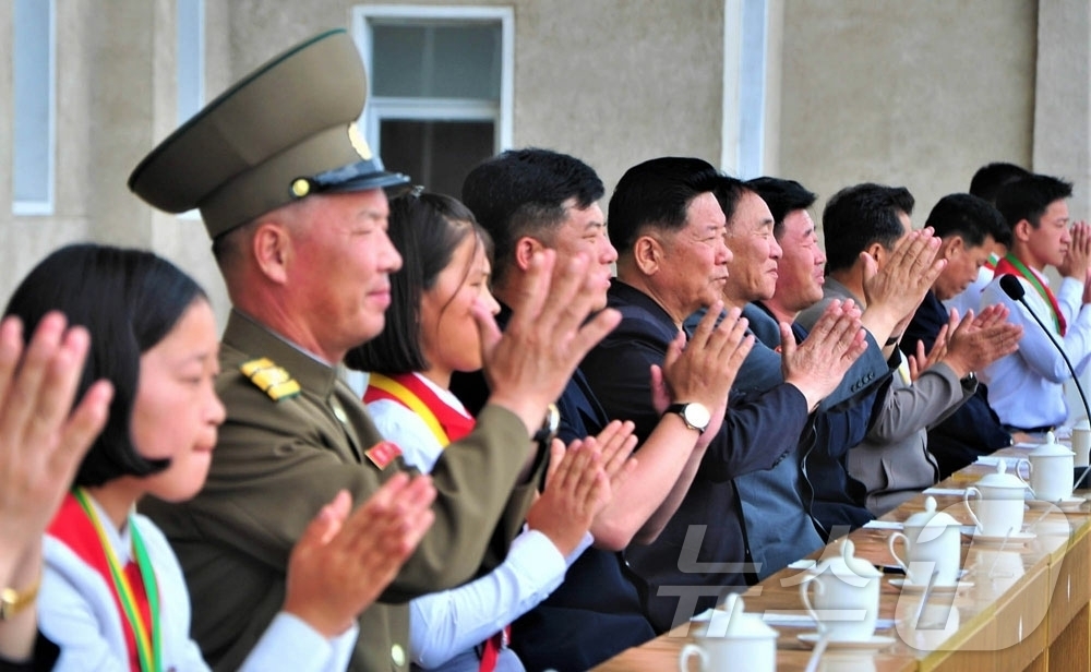 (평양 노동신문=뉴스1) = 북한 노동당 기관지 노동신문은 7일 당과 정부 간부들이 조선소년단 창립 80주년을 뜻깊게 기념했다고 보도했다. [국내에서만 사용가능. 재배포 금지. D …
