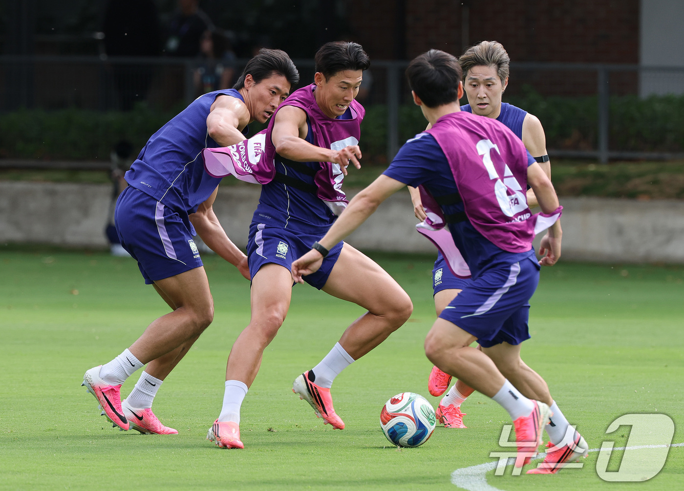 (과달라하라(멕시코)=뉴스1) 임세영 기자 = 대한민국 축구대표팀 조규성(왼쪽부터), 손흥민, 이강인 등이 6일(현지시간) 멕시코 할리스코 과달라하라에 위치한 '치바스 베르데 바예 …