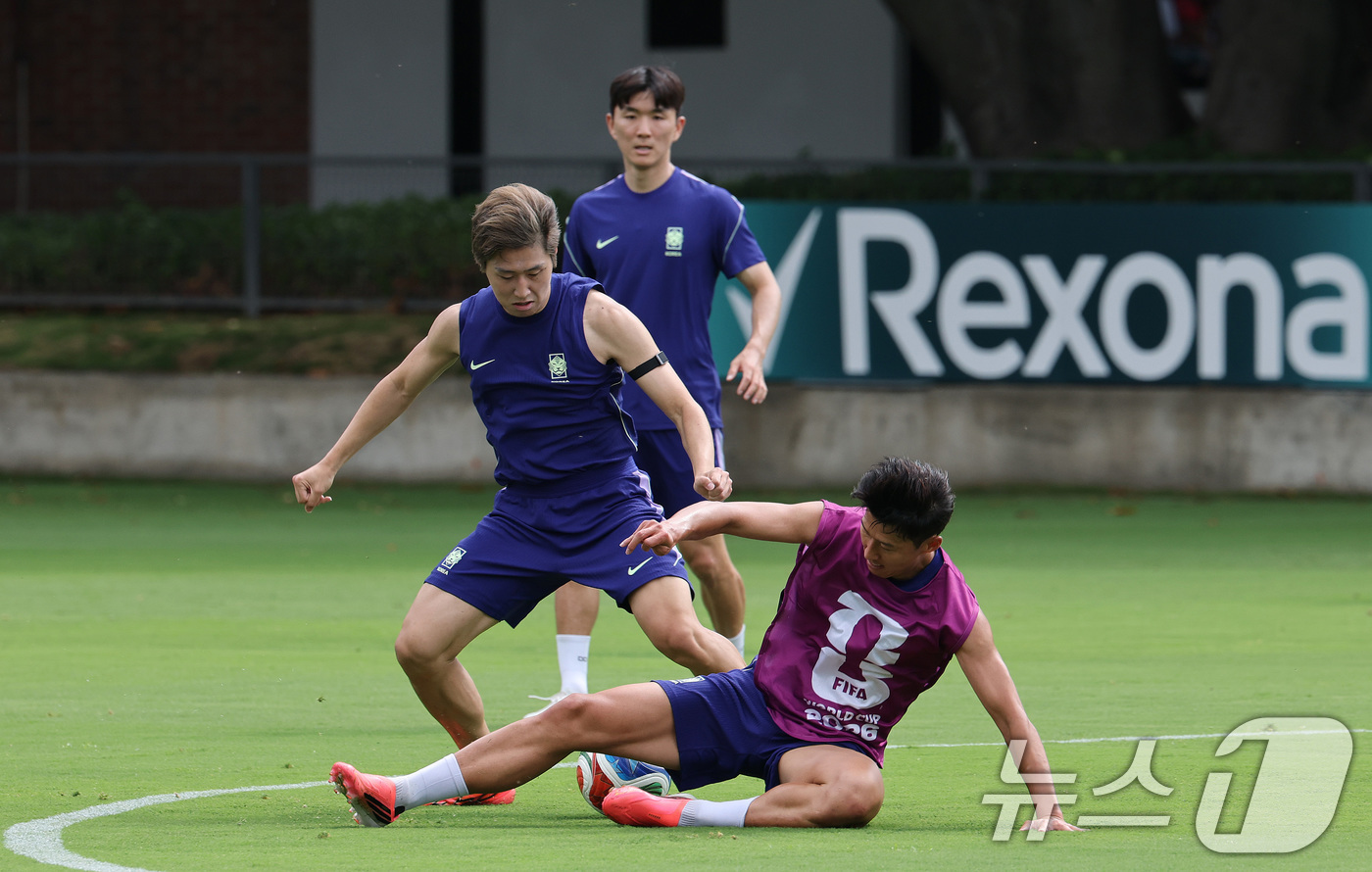 (과달라하라(멕시코)=뉴스1) 임세영 기자 = 대한민국 축구대표팀 손흥민(오른쪽)과 이강인이 6일(현지시간) 멕시코 할리스코 과달라하라에 위치한 '치바스 베르데 바예' 훈련장에서 …