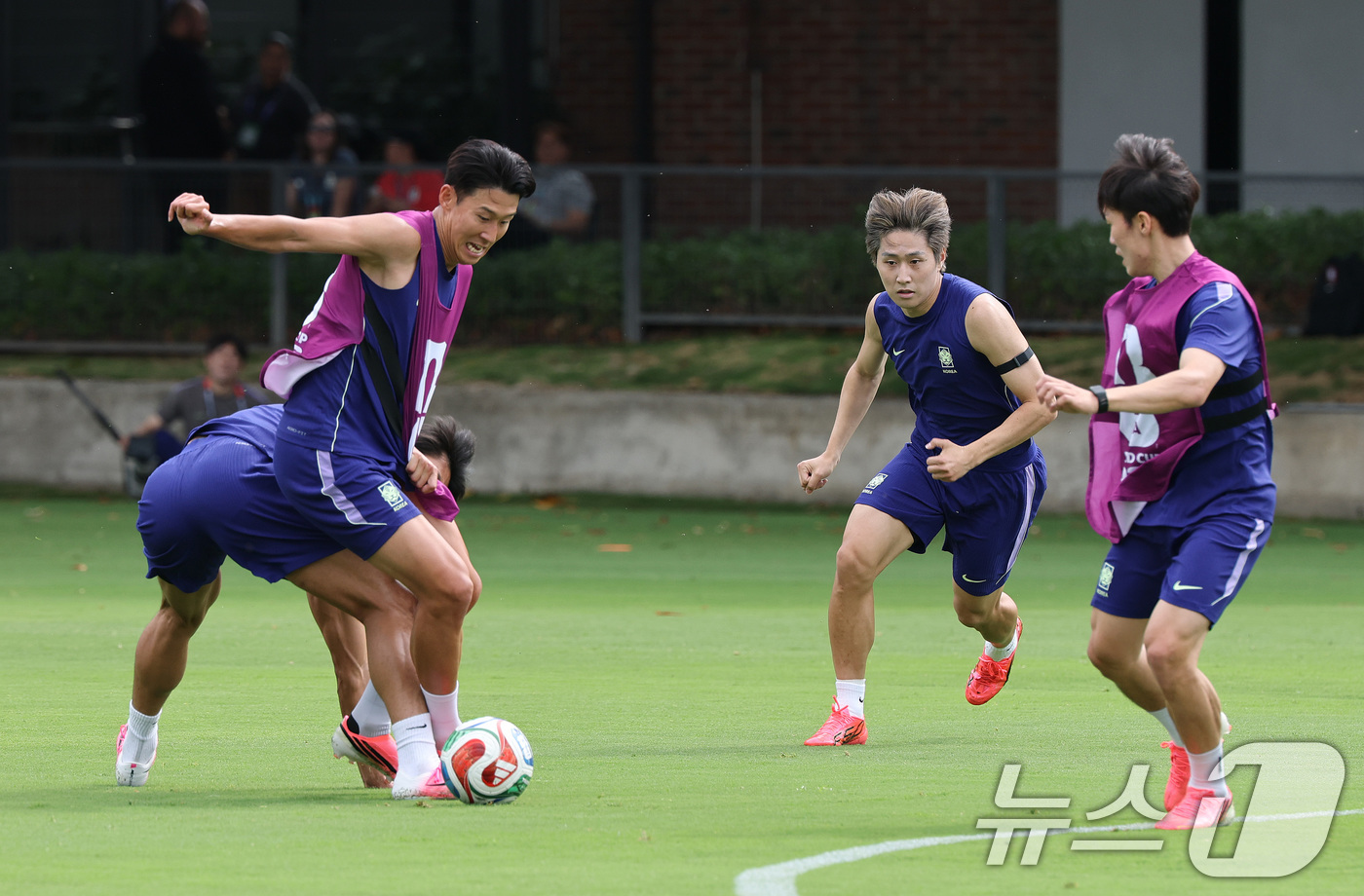 (과달라하라(멕시코)=뉴스1) 임세영 기자 = 대한민국 축구대표팀 손흥민, 이강인 등이 6일(현지시간) 멕시코 할리스코 과달라하라에 위치한 '치바스 베르데 바예' 훈련장에서 열린 …