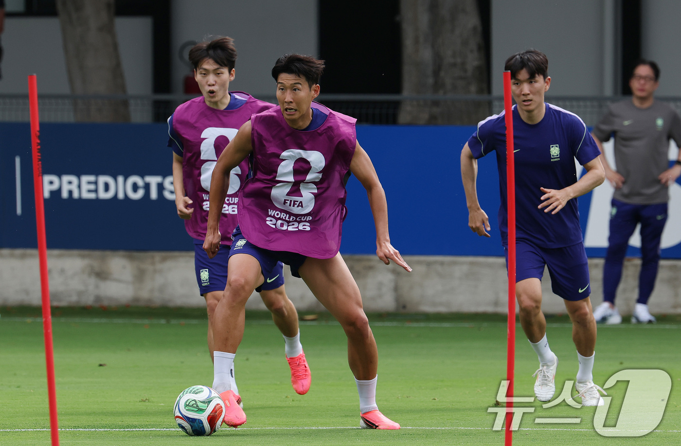 (과달라하라(멕시코)=뉴스1) 임세영 기자 = 대한민국 축구대표팀 손흥민, 황인범 등이 6일(현지시간) 멕시코 할리스코 과달라하라에 위치한 '치바스 베르데 바예' 훈련장에서 열린 …