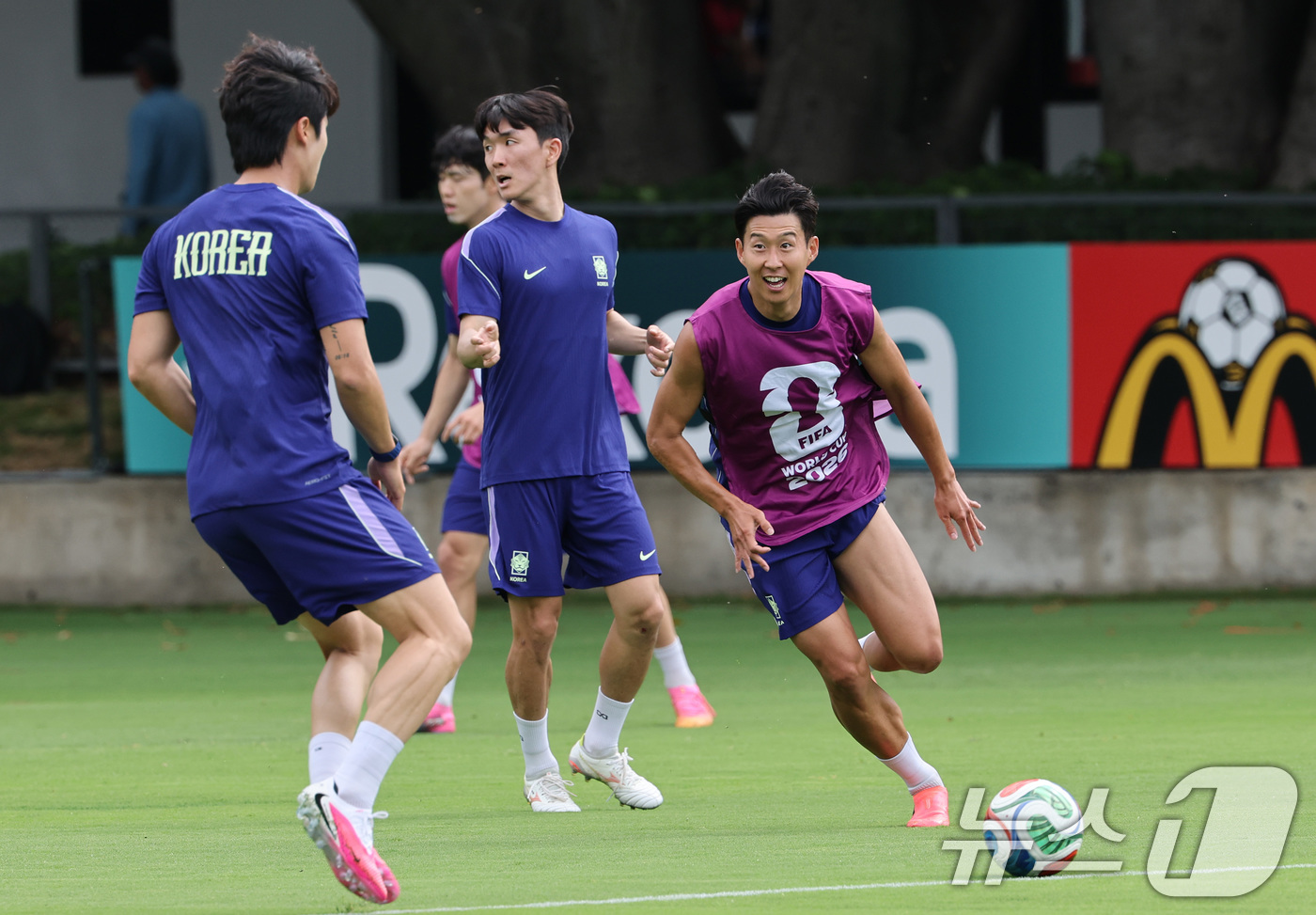 (과달라하라(멕시코)=뉴스1) 임세영 기자 = 대한민국 축구대표팀 손흥민, 황인범 등이 6일(현지시간) 멕시코 할리스코 과달라하라에 위치한 '치바스 베르데 바예' 훈련장에서 열린 …