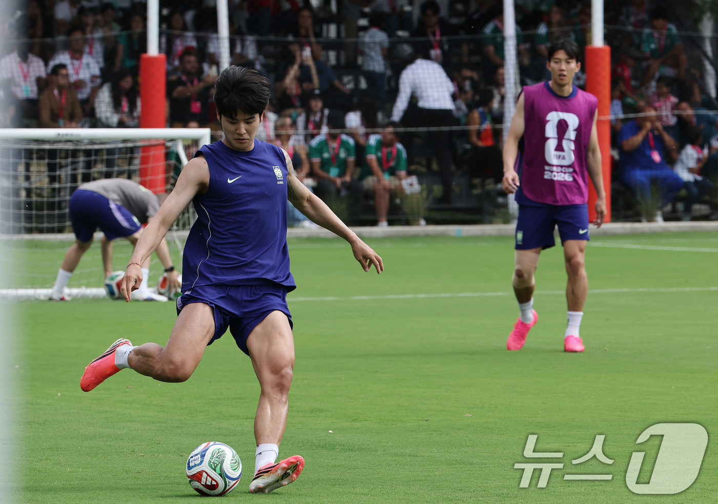 (과달라하라(멕시코)=뉴스1) 임세영 기자 = 대한민국 축구대표팀 설영우가 6일(현지시간) 멕시코 할리스코 과달라하라에 위치한 '치바스 베르데 바예' 훈련장에서 열린 2026 국제 …