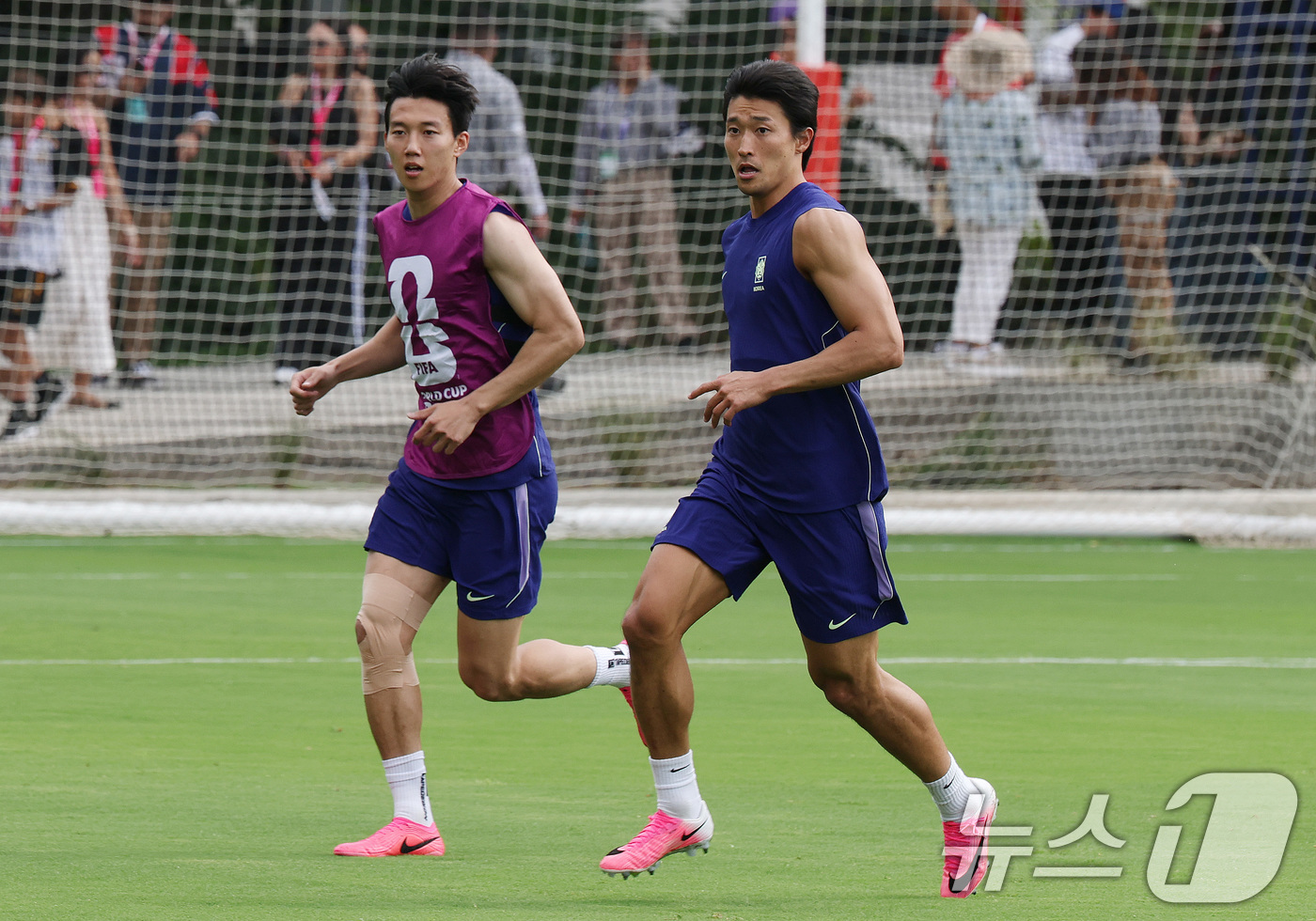 (과달라하라(멕시코)=뉴스1) 임세영 기자 = 대한민국 축구대표팀 이한범과 조규성이 6일(현지시간) 멕시코 할리스코 과달라하라에 위치한 '치바스 베르데 바예' 훈련장에서 열린 20 …