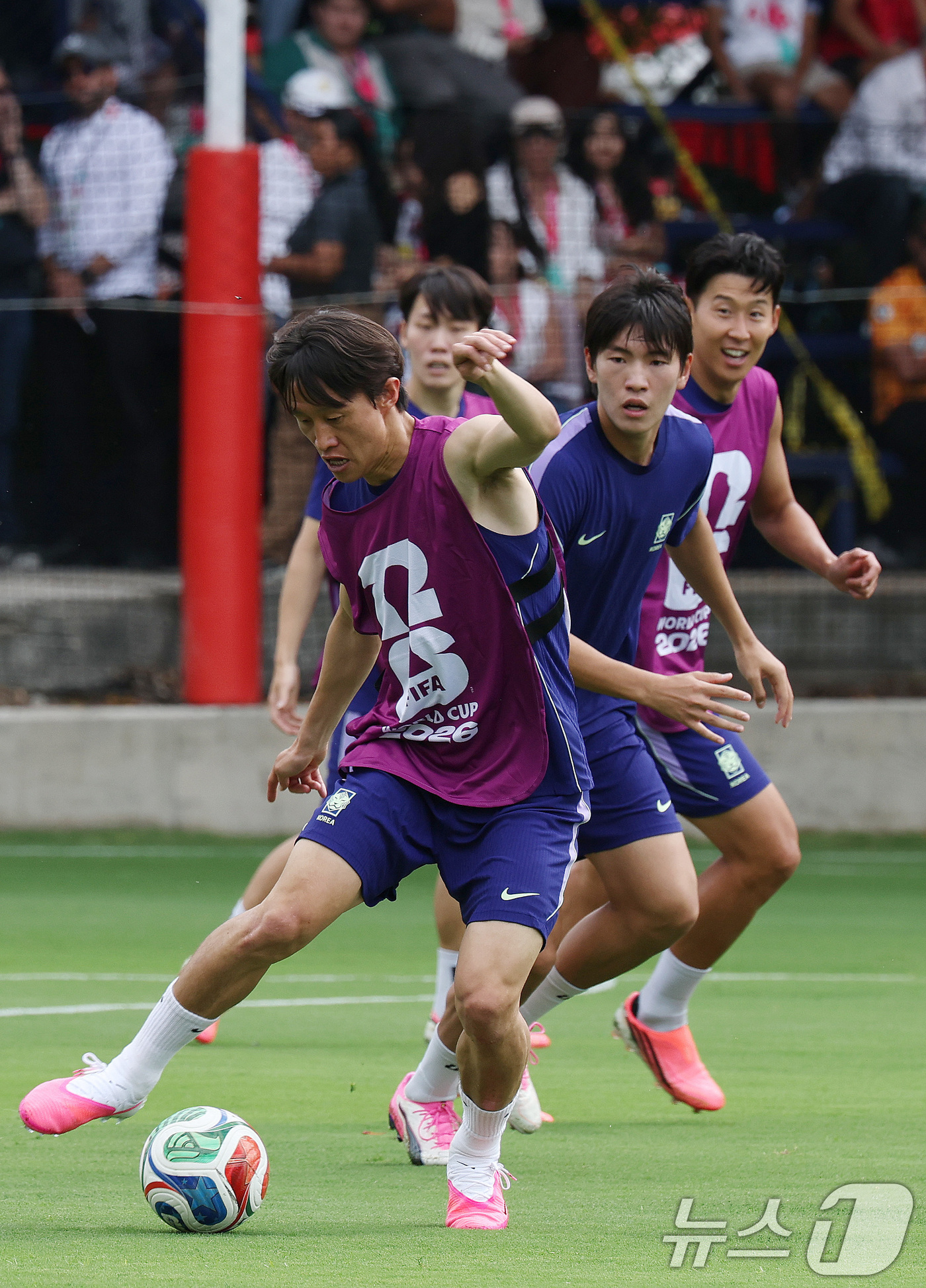 (과달라하라(멕시코)=뉴스1) 임세영 기자 = 대한민국 축구대표팀 이재성, 조위제, 손흥민 등이 6일(현지시간) 멕시코 할리스코 과달라하라에 위치한 '치바스 베르데 바예' 훈련장에 …