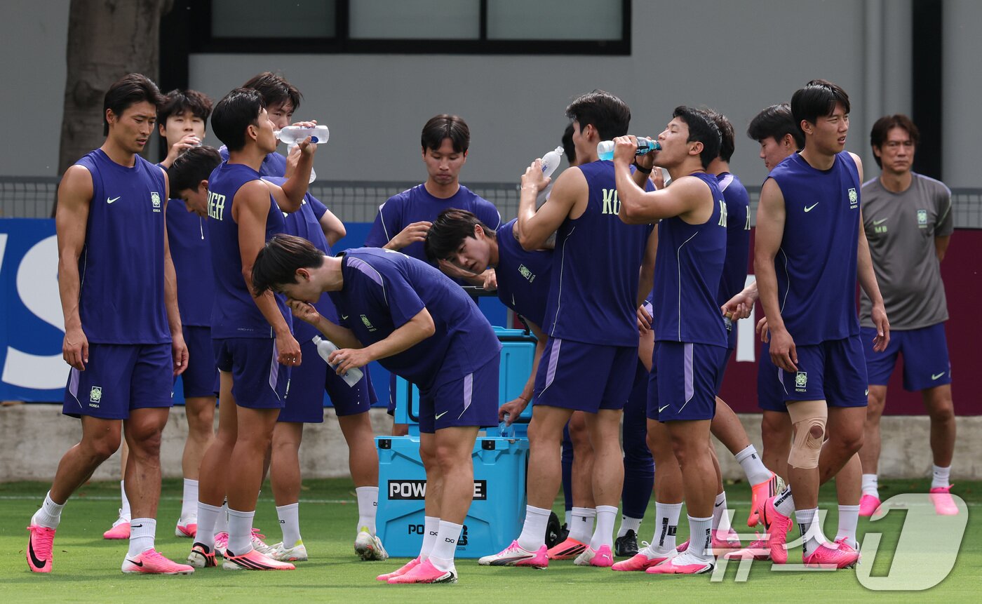 본문 이미지 - 대한민국 축구대표팀 선수들이 6일(현지시간) 멕시코 할리스코 과달라하라에 위치한 '치바스 베르데 바예' 훈련장에서 열린 2026 국제축구연맹(FIFA) 북중미월드컵 피파 커뮤니티 트레이닝(오픈 트레이닝)에서 훈련 사이에 물을 마시고 있다. 2026.6.7 ⓒ 뉴스1 임세영 기자