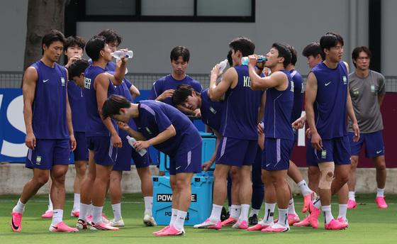 물 마시는 대한민국 축구대표팀