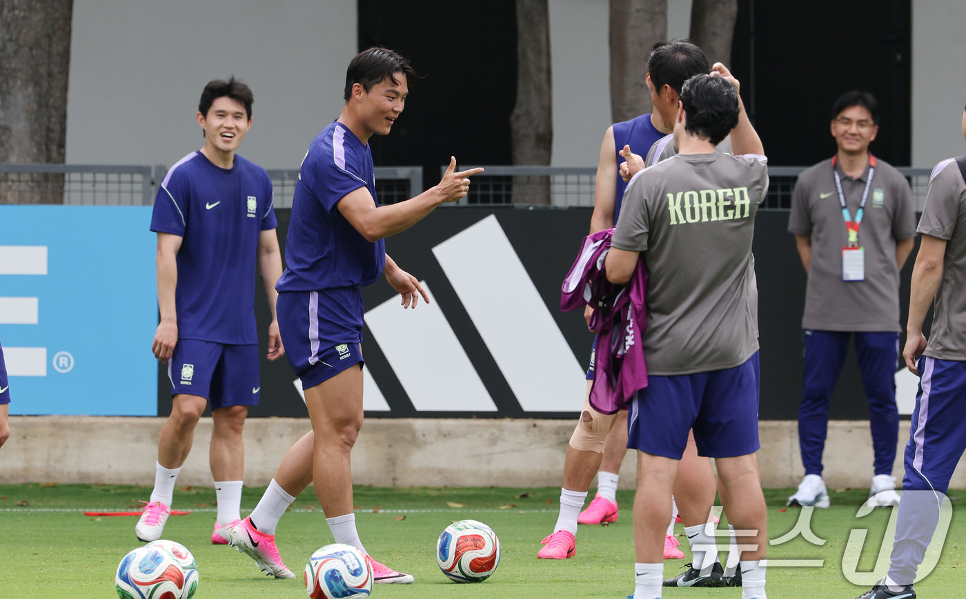 (과달라하라(멕시코)=뉴스1) 임세영 기자 = 대한민국 축구대표팀 오현규, 이동경 등이 6일(현지시간) 멕시코 할리스코 과달라하라에 위치한 '치바스 베르데 바예' 훈련장에서 열린 …