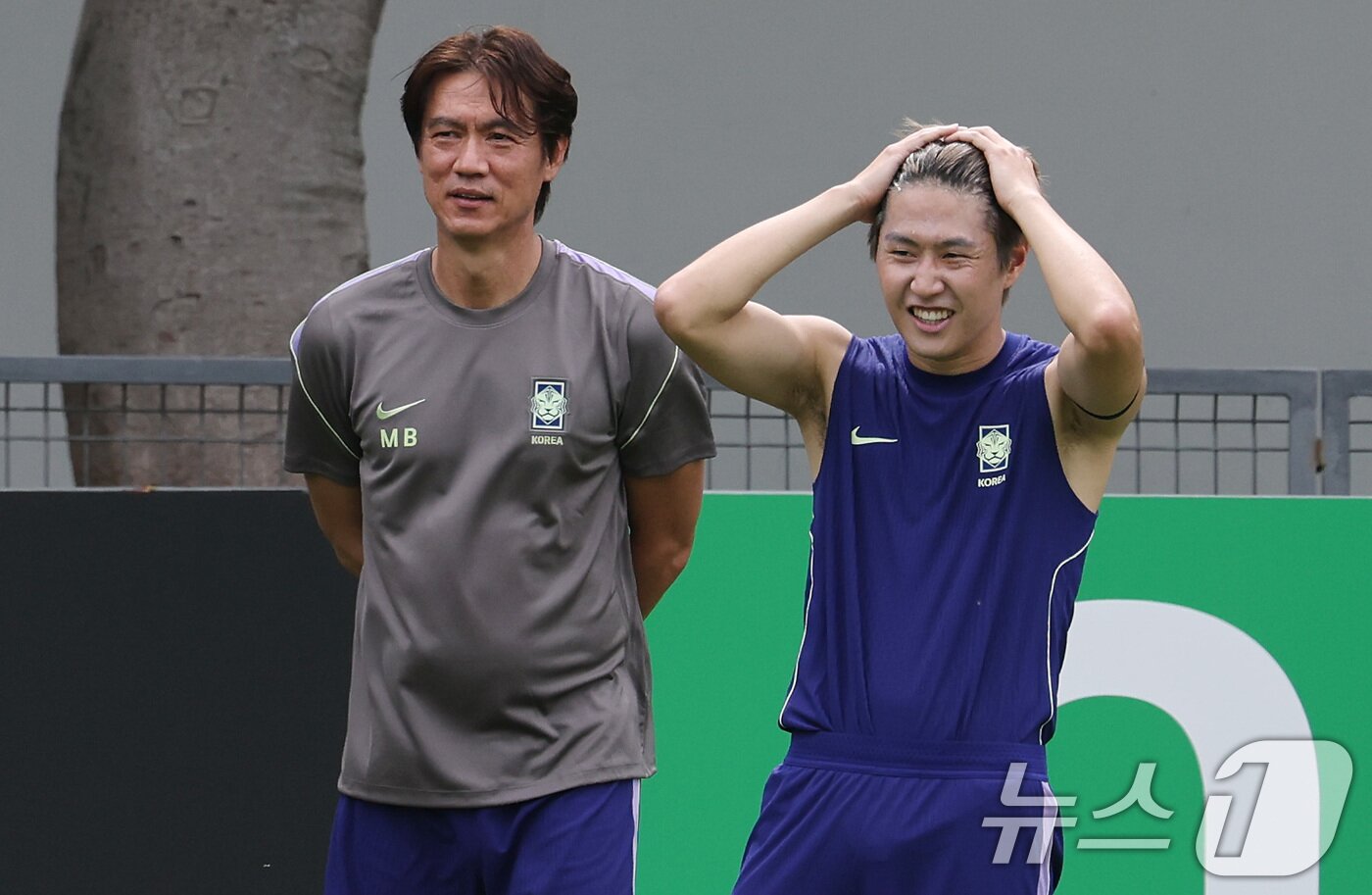 본문 이미지 - 대한민국 축구대표팀 홍명보 감독과 이강인이 6일(현지시간) 멕시코 할리스코 과달라하라에 위치한 '치바스 베르데 바예' 훈련장에서 열린 2026 국제축구연맹(FIFA) 북중미월드컵 피파 커뮤니티 트레이닝(오픈 트레이닝)에서 훈련에 나서고 있다. 2026.6.7 ⓒ 뉴스1 임세영 기자