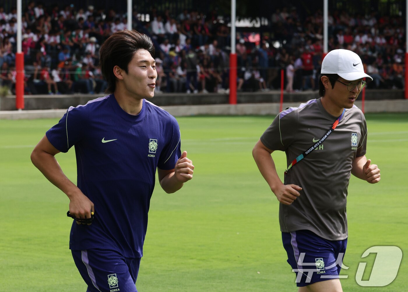 본문 이미지 - 대한민국 축구대표팀 배준호가 6일(현지시간) 멕시코 할리스코 과달라하라에 위치한 '치바스 베르데 바예' 훈련장에서 열린 2026 국제축구연맹(FIFA) 북중미월드컵 피파 커뮤니티 트레이닝(오픈 트레이닝)에서 훈련을 하고 있다. 2026.6.7 ⓒ 뉴스1 임세영 기자