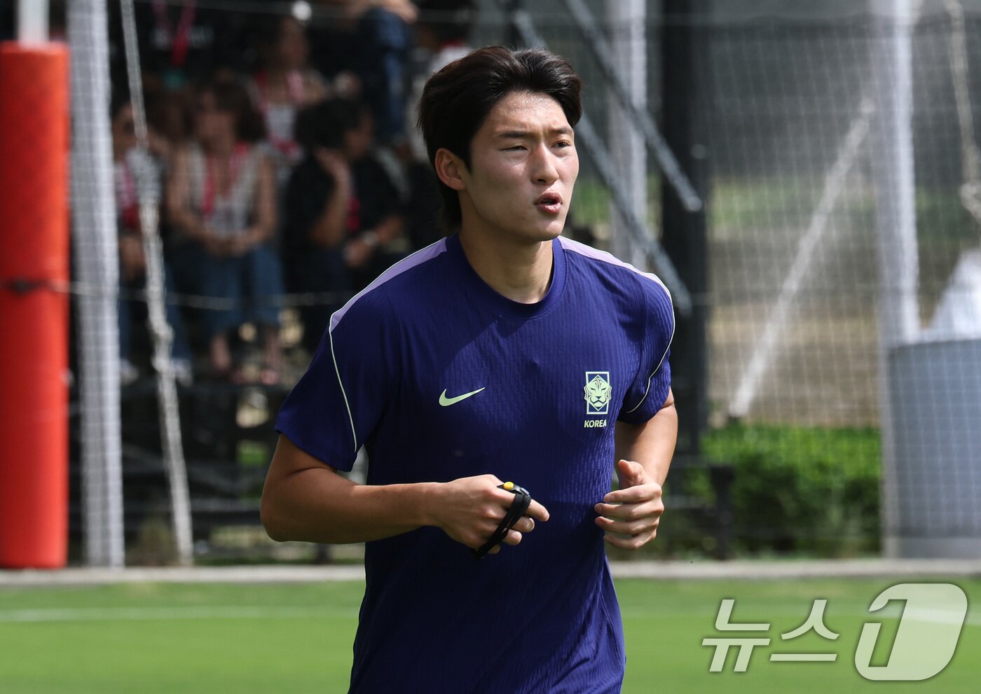 본문 이미지 - 대한민국 축구대표팀 배준호가 6일(현지시간) 멕시코 할리스코 과달라하라에 위치한 '치바스 베르데 바예' 훈련장에서 열린 2026 국제축구연맹(FIFA) 북중미월드컵 피파 커뮤니티 트레이닝(오픈 트레이닝)에서 훈련을 하고 있다. 2026.6.7 ⓒ 뉴스1 임세영 기자