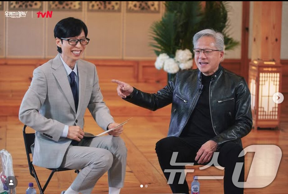 본문 이미지 - 방한 중인 젠슨 황 엔비디아 최고경영자(CEO)가 tvN '유퀴즈 온 더 블럭' 프로그램 녹화에 참여해 유재석과 만났다. tvN '유퀴즈 온 더 블럭' 측은 지난 6일 공식 SNS에 “젠슨 황 유퀴즈 실시간 촬영 완료! 6/10(수) 저녁 8:45 본방사수”라는 글과 사진을 공개했다. 사진 속 젠슨 황은 ‘유 퀴즈 온 더 블럭’ 녹화에 참여해 유재석과 환한 미소를 짓고 있다. (tvN '유퀴즈 온 더 블럭' 인스타그램 캡쳐, 재판매 및 DB금지)2026.6.7 ⓒ 뉴스1 박세연 기자