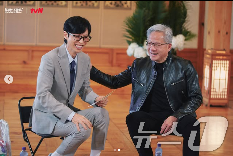 (서울=뉴스1) 박세연 기자 = 방한 중인 젠슨 황 엔비디아 최고경영자(CEO)가 tvN '유퀴즈 온 더 블럭' 프로그램 녹화에 참여해 유재석과 만났다.tvN '유퀴즈 온 더 블럭 …