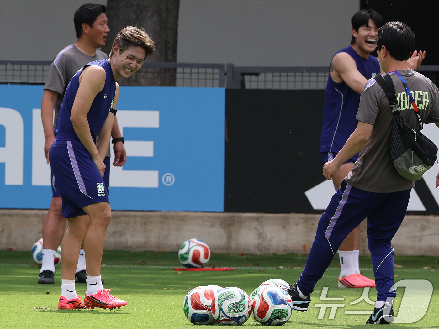 (과달라하라(멕시코)=뉴스1) 임세영 기자 = 대한민국 축구대표팀 이강인이 6일(현지시간) 멕시코 할리스코 과달라하라에 위치한 '치바스 베르데 바예' 훈련장에서 열린 2026 국제 …