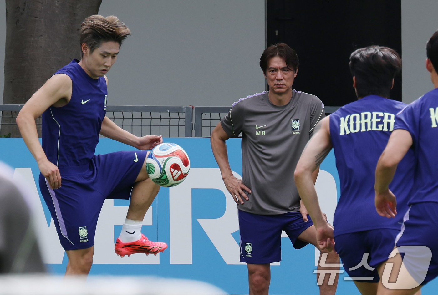 (과달라하라(멕시코)=뉴스1) 임세영 기자 = 홍명보 대한민국 축구대표팀 감독이 6일(현지시간) 멕시코 할리스코 과달라하라에 위치한 '치바스 베르데 바예' 훈련장에서 열린 2026 …