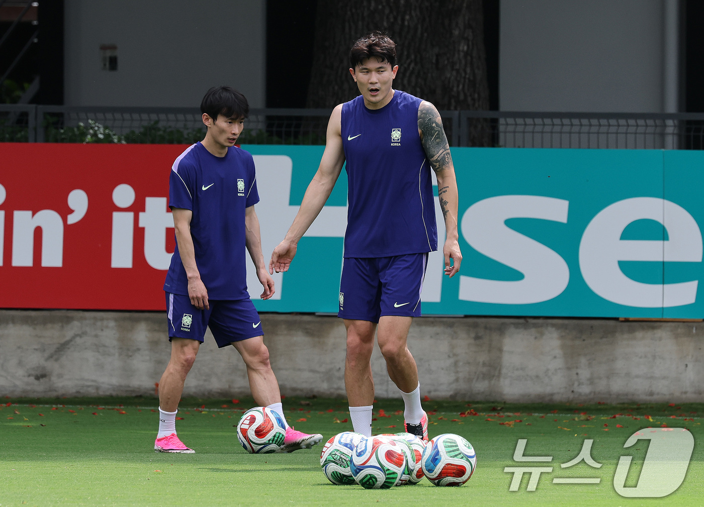 (과달라하라(멕시코)=뉴스1) 임세영 기자 = 대한민국 축구대표팀 김민재, 김문환이 6일(현지시간) 멕시코 할리스코 과달라하라에 위치한 '치바스 베르데 바예' 훈련장에서 열린 20 …