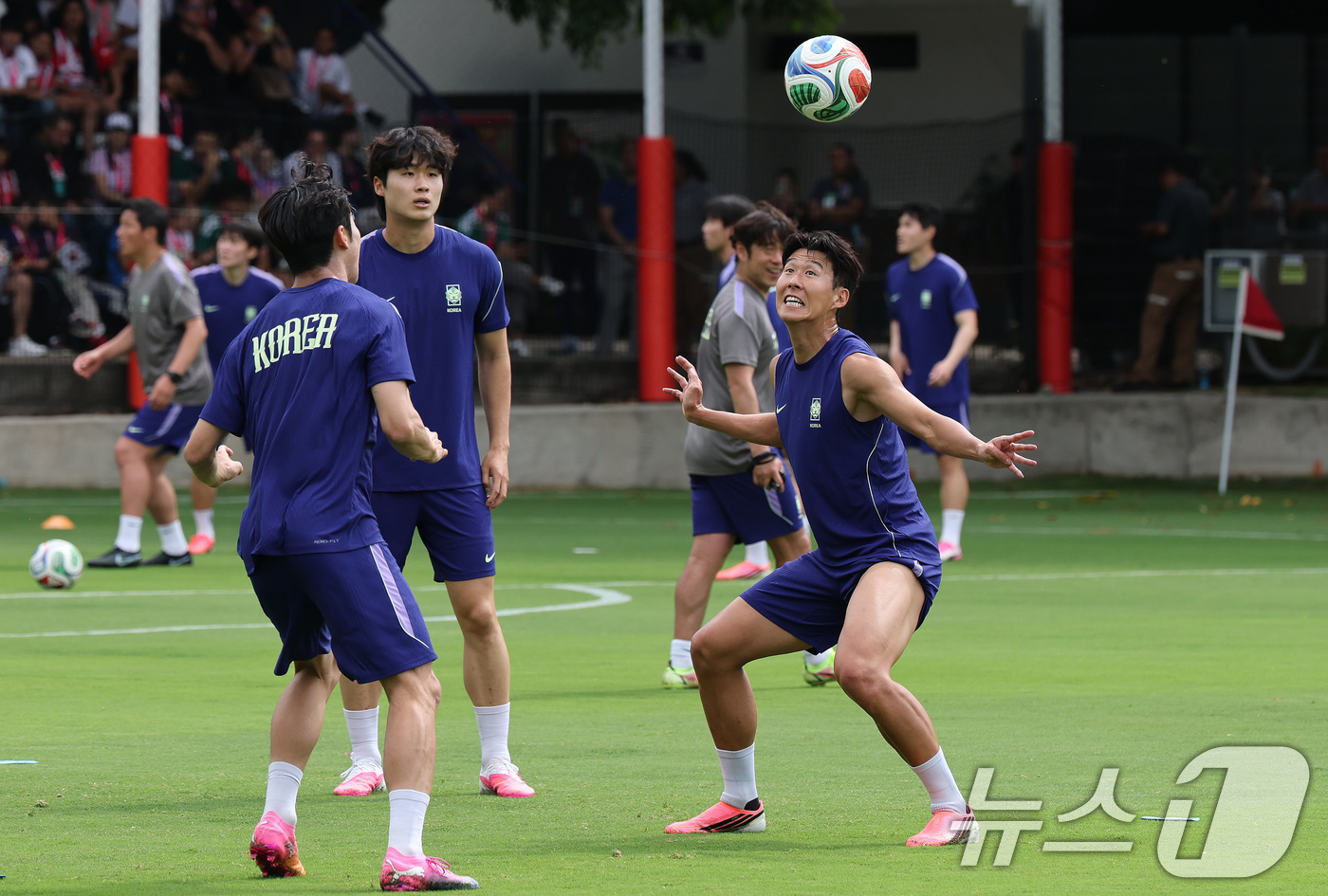 (과달라하라(멕시코)=뉴스1) 임세영 기자 = 대한민국 축구대표팀 손흥민이 6일(현지시간) 멕시코 할리스코 과달라하라에 위치한 '치바스 베르데 바예' 훈련장에서 열린 2026 국제 …