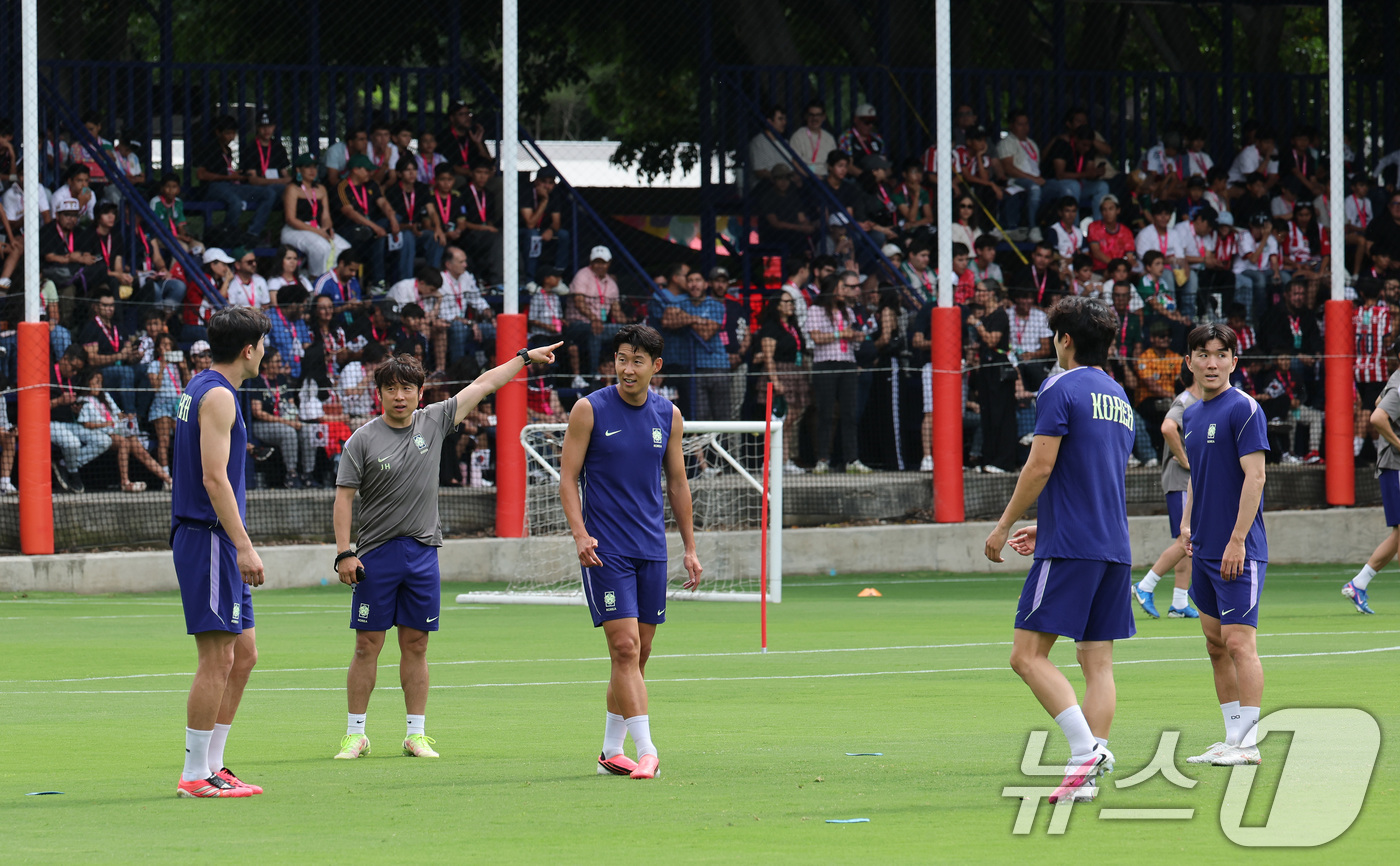 (과달라하라(멕시코)=뉴스1) 임세영 기자 = 대한민국 축구대표팀 선수들이 6일(현지시간) 멕시코 할리스코 과달라하라에 위치한 '치바스 베르데 바예' 훈련장에서 열린 2026 국제 …