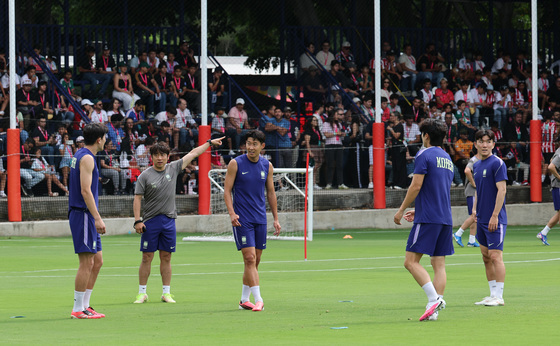 멕시코 팬들 앞에 선 대한민국 축구대표팀