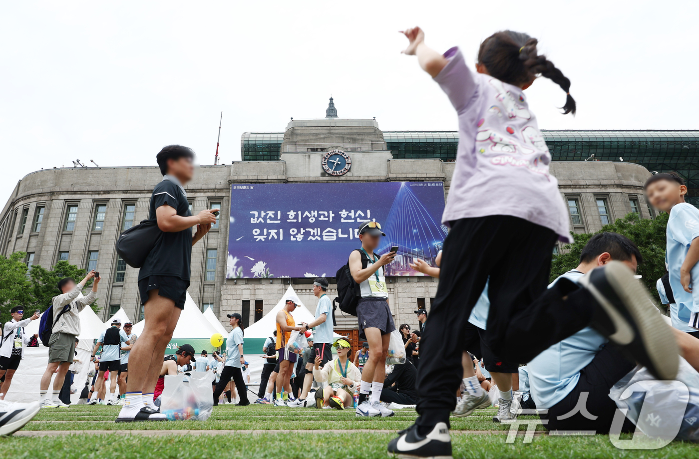 (서울=뉴스1) 김민지 기자 = 7일 오전 서울 중구 서울도서관 꿈새김판에 호국보훈의 달을 맞아 '값진 희생과 헌신, 잊지 않겠습니다'라는 문구가 걸려 있다.올해는 6·25 전쟁 …
