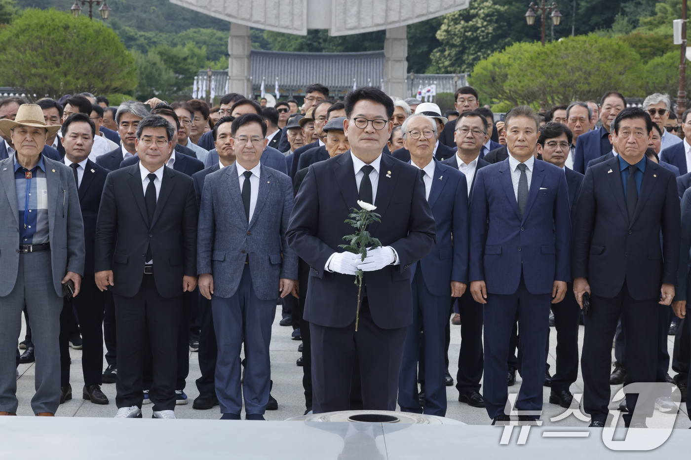 (광주=뉴스1) 김태성 기자 = 6·3 국회의원 재·보궐선거를 통해 국회에 복귀한 송영길 더불어민주당 의원(인천 연수구갑)이 7일 오전 광주 국립5.18민주묘지를 찾아 헌화하고 있 …