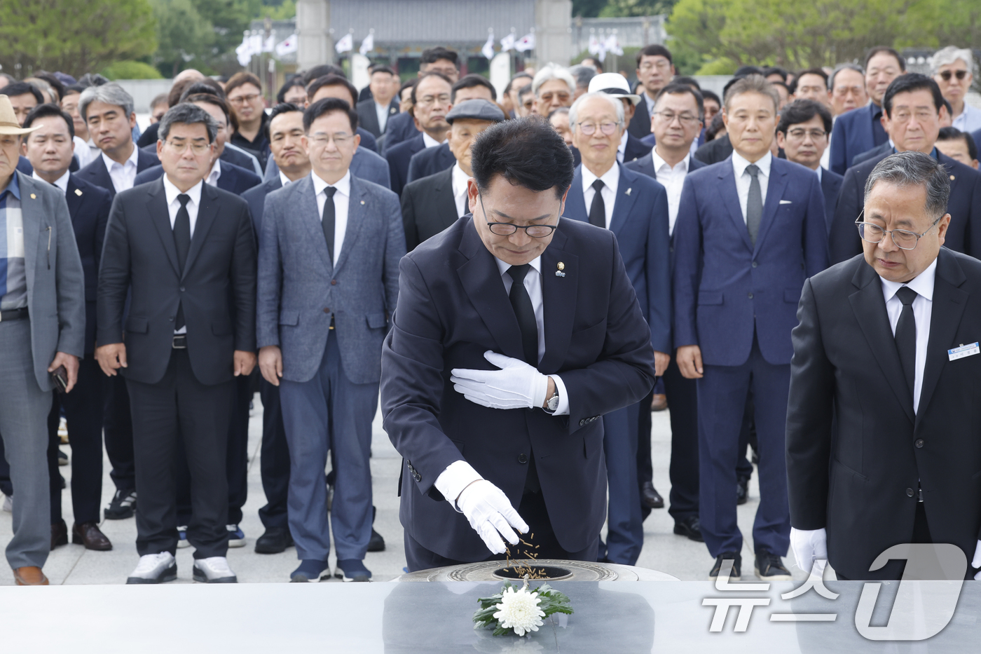 (광주=뉴스1) 김태성 기자 = 6·3 국회의원 재·보궐선거를 통해 국회에 복귀한 송영길 더불어민주당 의원(인천 연수구갑)이 7일 오전 광주 국립5.18민주묘지를 찾아 헌화하고 있 …