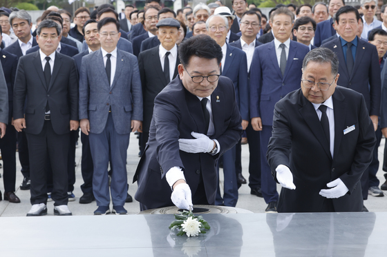 5·18민주묘지 찾은 송영길 "국회 가면 서민 눈물 닦아주는 정치"