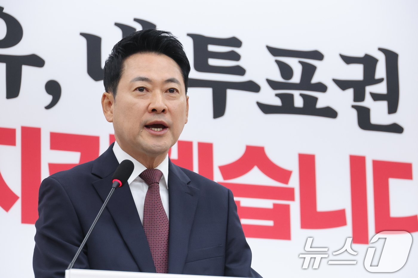 (서울=뉴스1) 신웅수 기자 = 장동혁 국민의힘 대표가 7일 서울 여의도 국회에서 가진 기자회견에서 재선거를 요구하고 있다. 2026.6.7/뉴스1