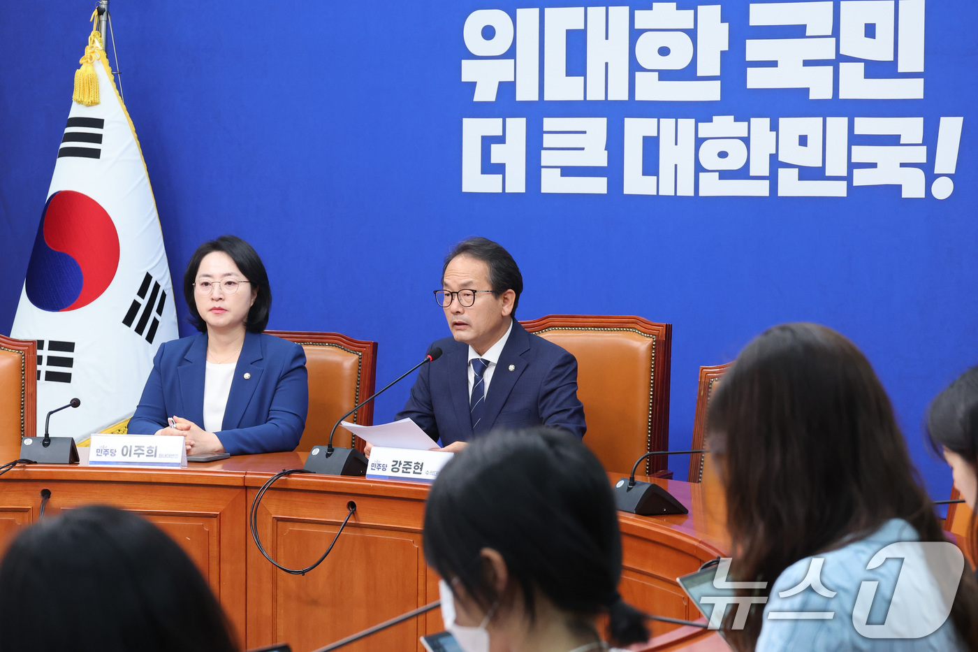 (서울=뉴스1) 신웅수 기자 = 강준현 더불어민주당 수석대변인이 7일 서울 여의도 국회에서 기자간담회를 하고 있다. 2026.6.7/뉴스1