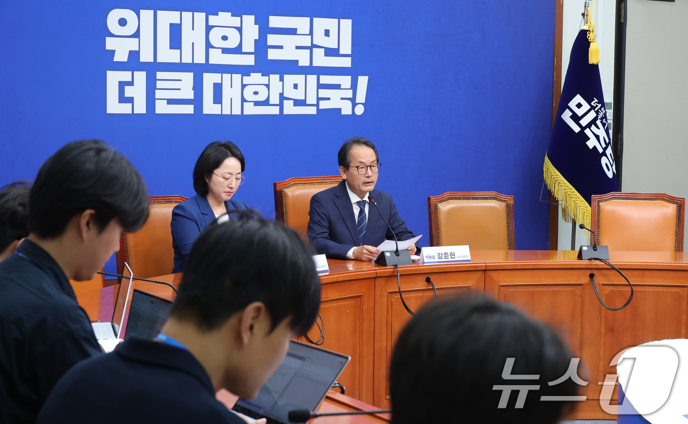 (서울=뉴스1) 신웅수 기자 = 강준현 더불어민주당 수석대변인이 7일 서울 여의도 국회에서 기자간담회를 하고 있다. 2026.6.7/뉴스1